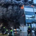 Пожежа на Троєщині поширюється: вогонь перекинувся на поля