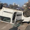 ДТП у Києві: після зіткнення з Tesla перекинувся мікроавтобус, є постраждалі