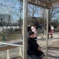 У Києві весняне прибирання: комунальники ремонтують і миють зупинки транспорту