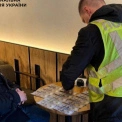 Стіл, повний доларів: киянин пропонував хабар за свідоцтво адвоката