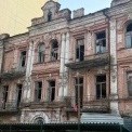 У центрі Києва руйнується історичний будинок