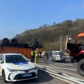 Колапс на Столичному шосе: сміттєвоз перекинувся і заблокував рух у двох напрямках