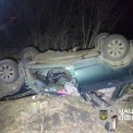 На Київщині ВАЗ вилетів у кювет і перекинувся: постраждали двоє людей