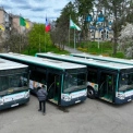 Франція передала Бучі сучасні автобуси: проїзд буде безкоштовним, а один із них стане мобільним «Пункт незламності»
