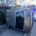 У Києві п’яний водій на Skoda в’їхав у паркан і перекинув авто: деталі ДТП у Святошинському районі