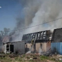 Масштабна пожежа на Куренівці: загоряння трави перекинулося на будівлю