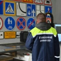 У Києві встановлено понад 80 тисяч дорожніх знаків: як у столиці їх виготовляють та оновлюють