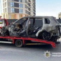 У Києві чоловік із рюкзаком кур’єра підпалив BMW бізнесмена: що відомо