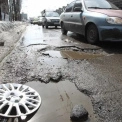 Через ями на дорогах у Києві сталося 63 ДТП у 2025 році: де найбільше аварій в Україні