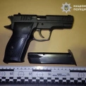 У Дніпровському районі Києва чоловік відкрив стрілянину у дворі багатоповерхівки