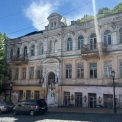 На Андріївському узвозі зняли банер із намальованим фасадом: що приховувала історична будівля