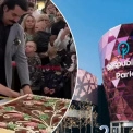 У Києві на День міста Павло Зібров розрізав рекордний торт у Respublika Park