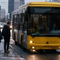 У Києві змінили рух транспорту після нічної атаки: затримуються трамваї й тролейбуси