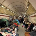 У метро Києва можуть заборонити намети під час тривог: через них бракує місця в укриттях