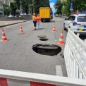 На бульварі Шевченка та біля «Арсенальної» провалився асфальт: де виникли затори
