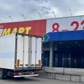 У Білій Церкві заблокували вхід до супермаркету «Велмарт» бетонними блоками: триває конфлікт