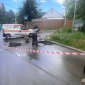 У Києві на вулиці Ушакова провалився асфальт: рух транспорту частково ускладнено