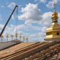 Працюють понад 100 рятувальників: у Києві показали, як захищають понівечений дах Успенського собору та сушать стіни після пожежі (фото)