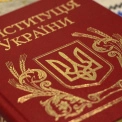 Конституцію України вперше переклали українською жестовою мовою до 30-річчя документа