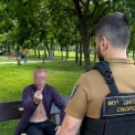 У київському парку чоловік погрожував перехожим битою: його затримала муніципальна охорона