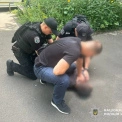 У Києві військовий зі статусом СЗЧ погрожував гранатою працівниці кафе та пограбував її