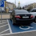 У Києві обговорили посилення покарання за паркування на місцях для людей з інвалідністю