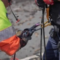 У Вишневому верхолази підняли саперів на дахи для розмінування пошкоджених будівель