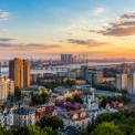 Печерськ тримає рекорд, а Дніпровський дешевшає: як змінилися ціни на житло в Києві