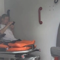 У київський ліцей увірвався чоловік із тесаком: охорона передала його медикам