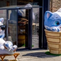 Біля Roshen Plaza у Києві встановили фотозону з гігантськими котиками