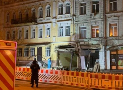 Обвал фасаду в історичному будинку на Петлюри:: історичний будинок в Києві руйнується після аварії