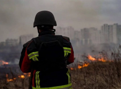 Рятувальники показали кадри з місця падіння уламків БпЛА у Деснянському районі Києва