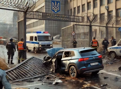 Іномарка протаранила паркан ліцею на Подолі: що сталося