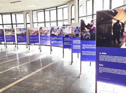 Вражаючі кадри війни: у київському метро відкрили фотовиставку «Стійкість у єдності»