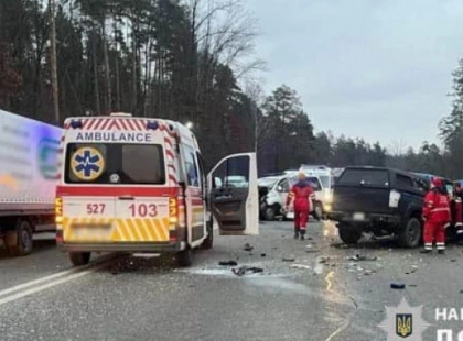 Масштабна ДТП під Києвом: аварія паралізувала рух на Новоірпінській трасі