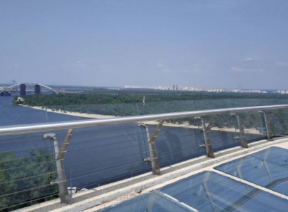 Знову тріснуло: що відбувається зі скляним мостом у Києві?