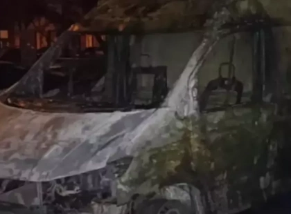 Масштабна пожежа на Оболоні: згоріли три автомобілі у дворі багатоповерхівки