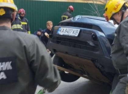 У Києві рятувальники дістали три авто з провалля: роботи тривали понад п’ять годин