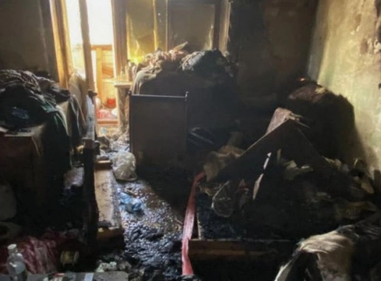 Пожежа в Оболонському районі: рятувальники витягли чоловіка з вогню