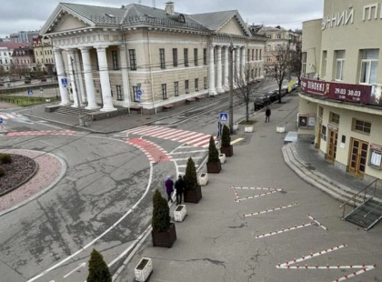 Акція пам'яті в Києві: театри встановили напис "ДІТИ" біля дверей