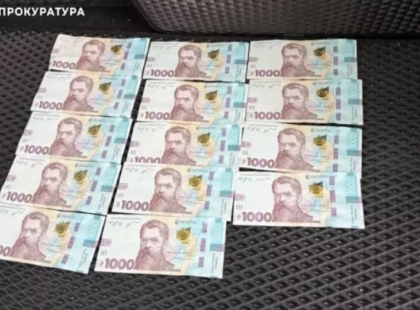 В Києві адміністратор сервісного центру допомагав отримувати водійські права за хабарі
