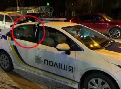 Затримання у Києві: чоловік напав на поліцейського та пошкодив авто