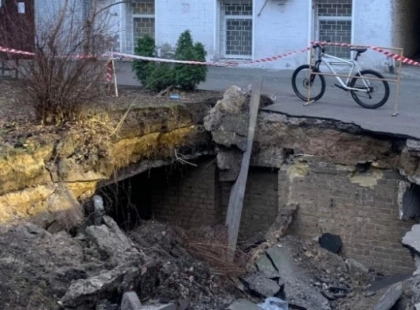 Провал під асфальт на Печерську відкрив унікальний історичний підвал