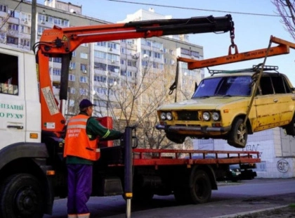 Київ активно евакуює покинуті та пошкоджені автомобілі: що чекає на власників