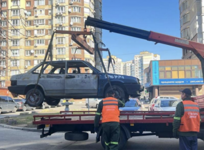 Дарницю звільняють від покинутих автівок: які машини вже прибрали