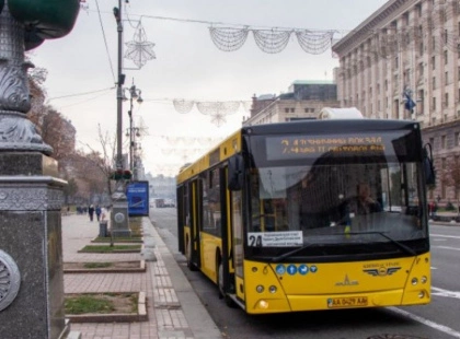 Київський транспорт зупинятиметься біля укриттів під час тривоги: що це означає?