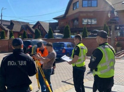 Як підприємець незаконно забудував ділянку біля озера Тельбін у Києві