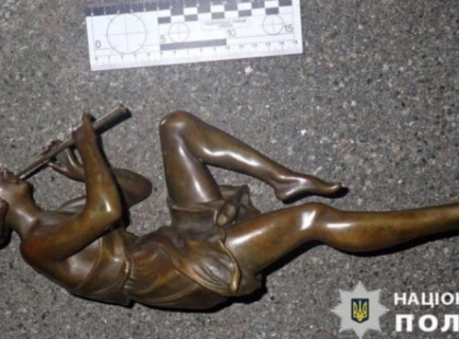 У Києві затримали чоловіка за спробу крадіжки антикварних статуеток