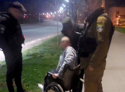 П’яні чоловіки на колісному кріслі: Як у Києві відбувалась шалена втеча з лікарні