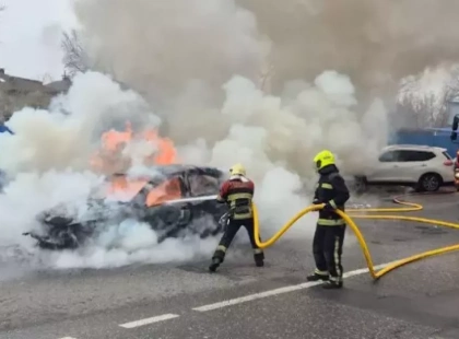У Києві під час руху загорівся легковик: інцидент у Дарницькому районі
